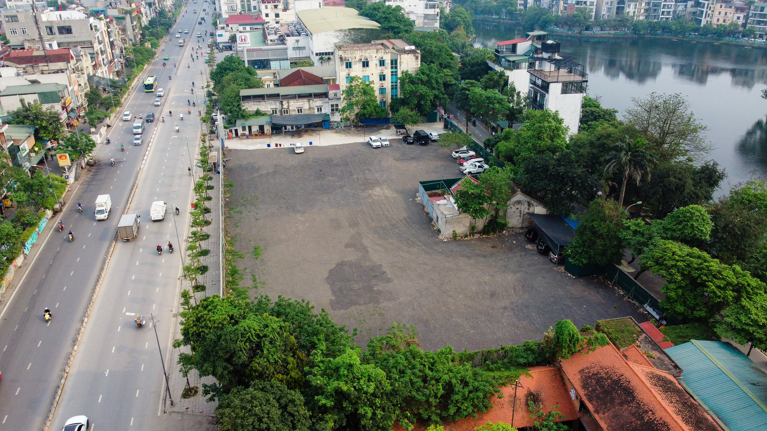 VIDEO: Khu "đất vàng" bị hô biến thành bãi xe trái phép- Ảnh 2.