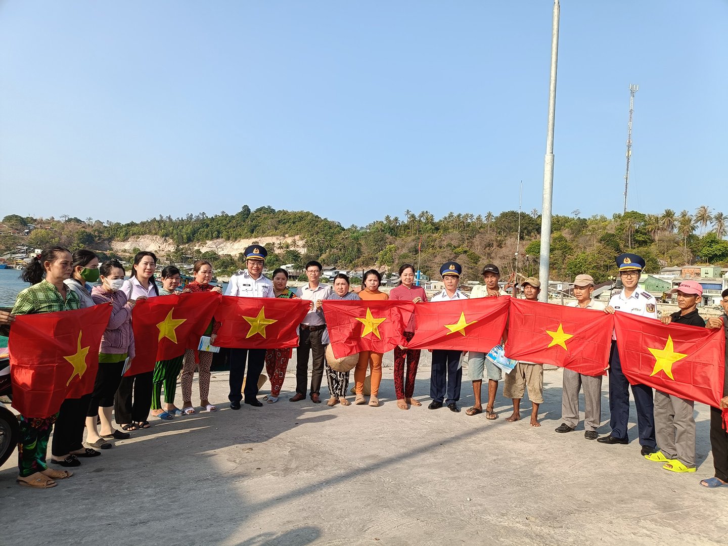 Cảnh s&aacute;t biển ở Ph&uacute; Quốc gi&uacute;p d&acirc;n dập lửa, hiểu r&otilde; ph&aacute;p luật- Ảnh 10.