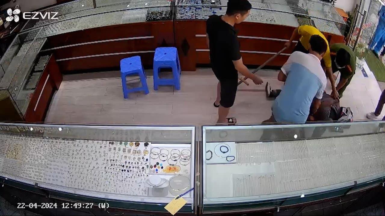 T&aacute;o tợn d&ugrave;ng d&ugrave;i cui điện x&ocirc;ng v&agrave;o cướp tiệm v&agrave;ng giữa trưa- Ảnh 1.