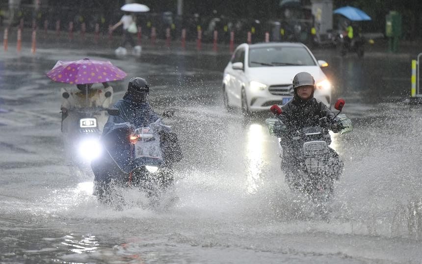 Mưa lũ dữ dội tại Trung Quốc, nhiều người chết và mất tích