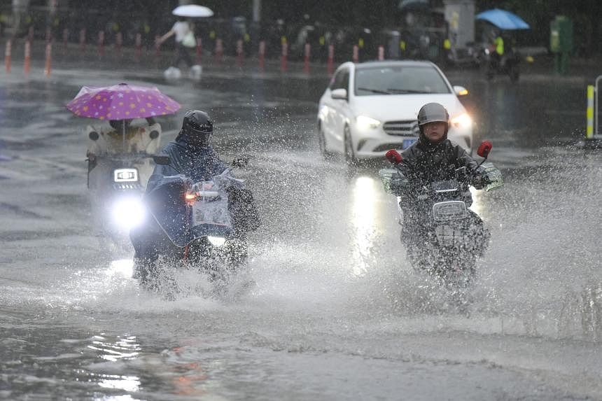 Mưa lớn gây ngập đường phố Quảng Châu, tỉnh Quảng Đông, Trung Quốc, ngày 20-4. Ảnh: Reuters