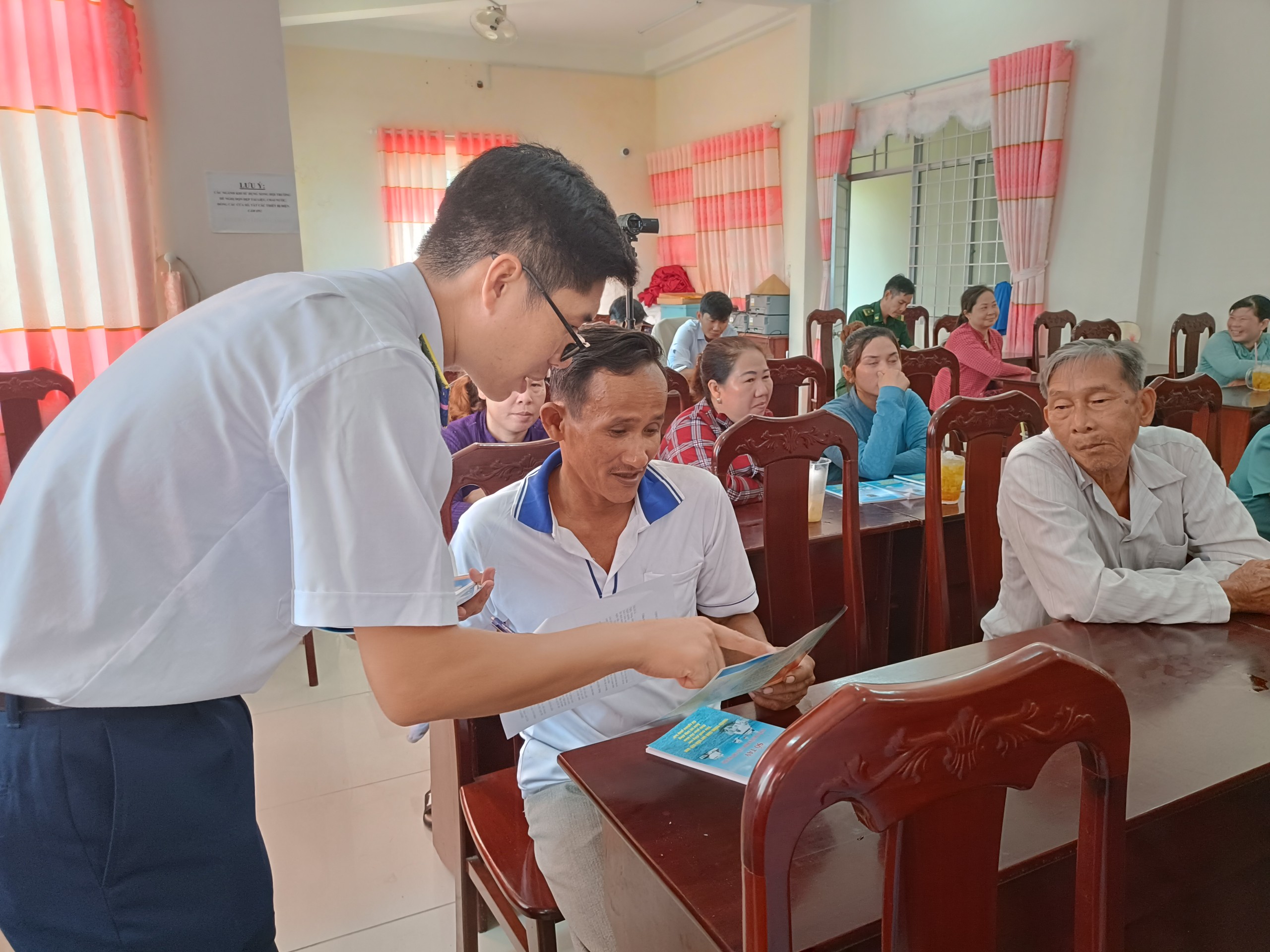 Cảnh s&aacute;t biển ở Ph&uacute; Quốc gi&uacute;p d&acirc;n dập lửa, hiểu r&otilde; ph&aacute;p luật- Ảnh 9.