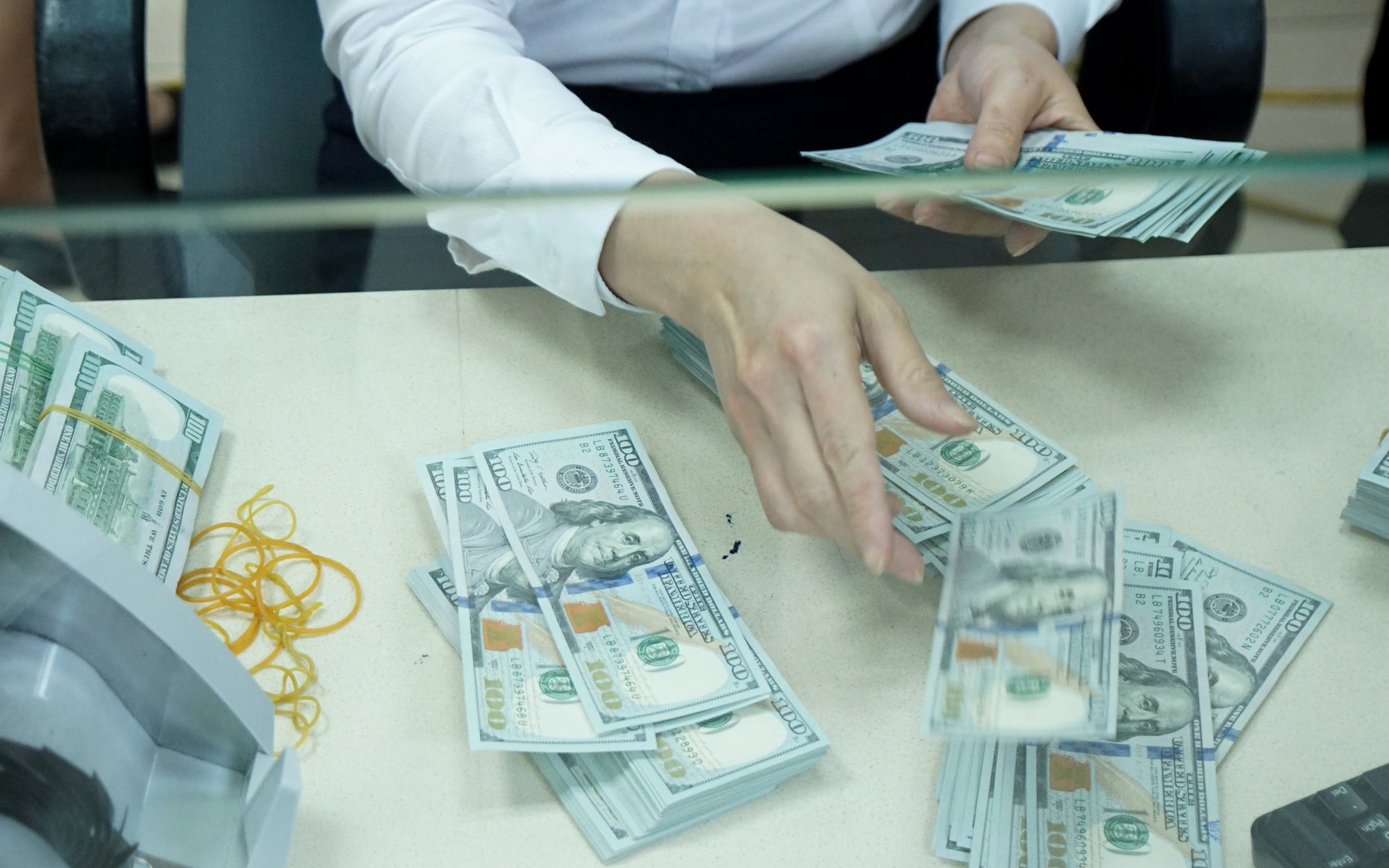 Vì sao tỉ giá chưa hạ nhiệt dù Ngân hàng Nhà nước tuyên bố bán USD can thiệp?
