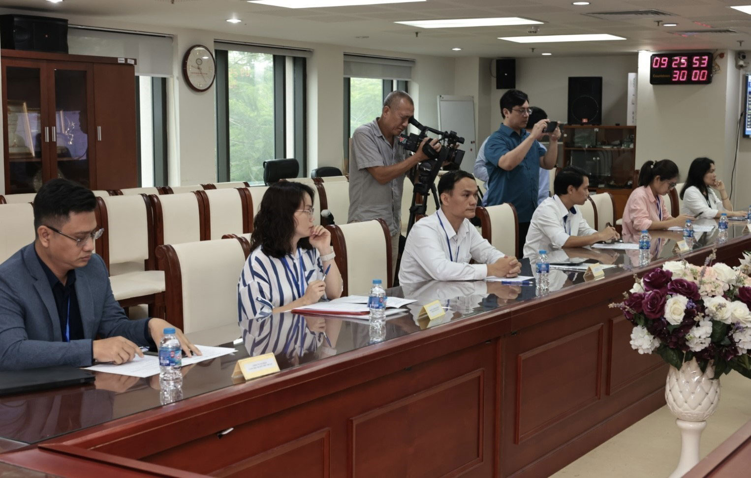 C&aacute;c doanh nghiệp tham gia buổi đấu thầu v&agrave;ng miếng tại trụ sở Ng&acirc;n h&agrave;ng Nh&agrave; nước ở H&agrave; Nội Ảnh: TTXVN