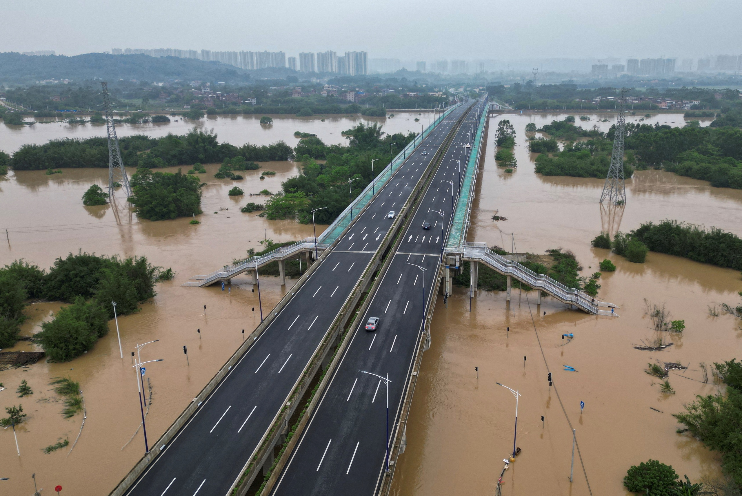 Một số khu vực của TP Thanh Viễn, tỉnh Quảng Đông - Trung Quốc chìm trong lũ hôm 22-4 Ảnh: REUTERS
