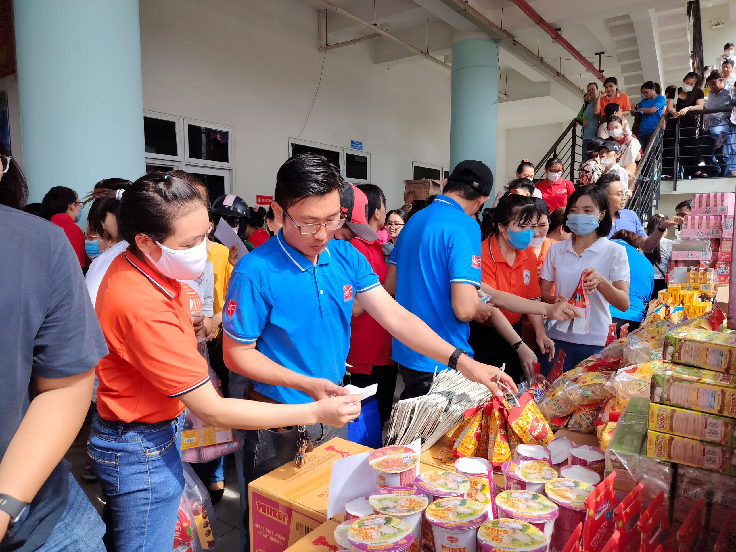 Đoàn viên - lao động mua sắm tại “Phiên chợ công nhân” do LĐLĐ quận 7, TP HCM phối hợp với Ủy ban MTTQ quận tổ chức Ảnh: THANH NGA