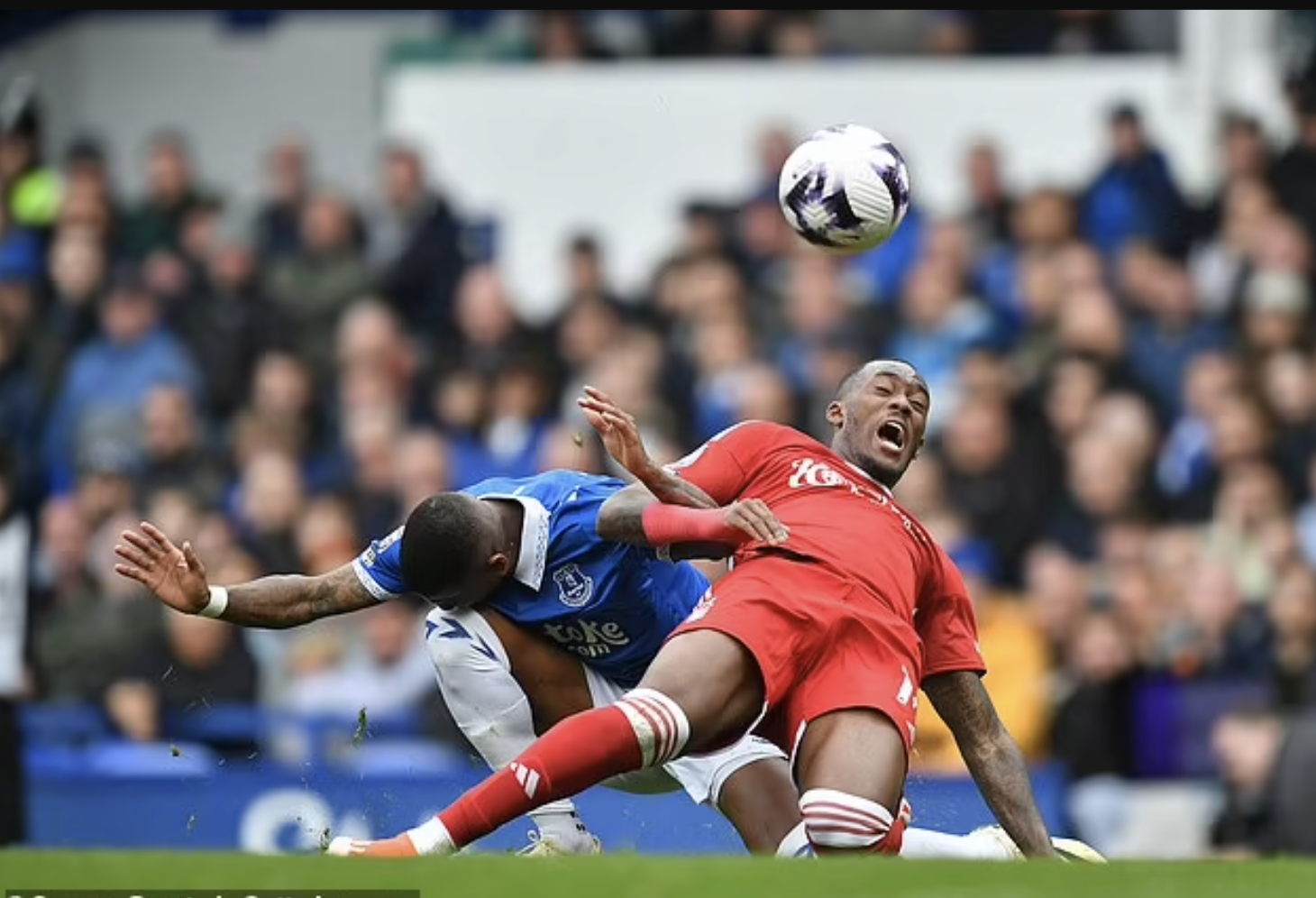 Nottingham Forest "bị cướp" 3 quả phạt đền, cựu trọng tài Anh bóc phốt đồng nghiệp- Ảnh 6.