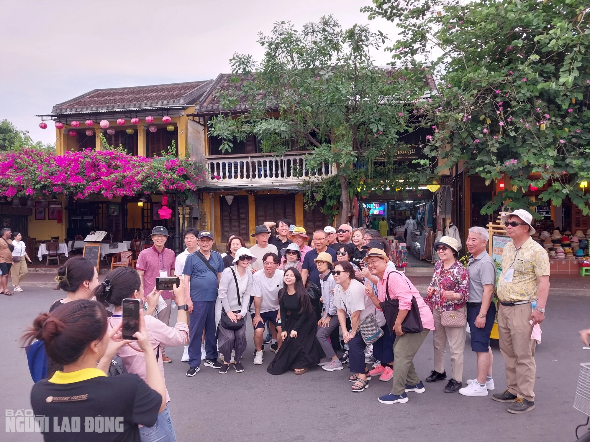 HLV Park Hang-seo bất ngờ tham quan Hội An, chụp hình cùng du khách- Ảnh 1.