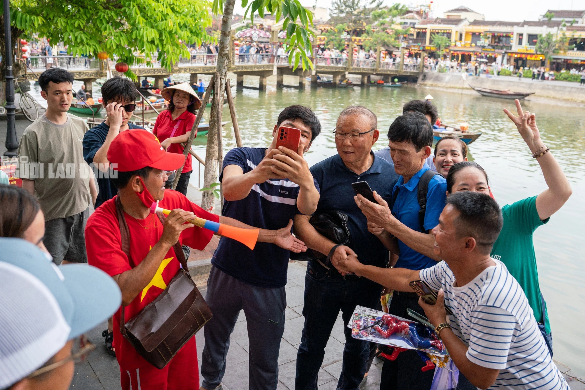 HLV Park Hang-seo bất ngờ tham quan Hội An, chụp hình cùng du khách- Ảnh 7.