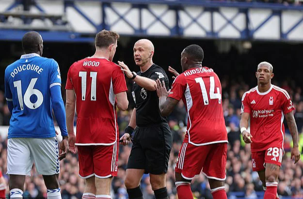 Nottingham Forest "bị cướp" 3 quả phạt đền, cựu trọng tài Anh bóc phốt đồng nghiệp- Ảnh 7.