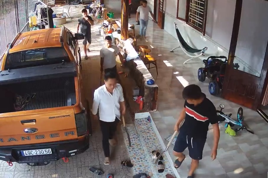 CLIP: M&acirc;u thuẫn tại qu&aacute;n karaoke, giang hồ đến tận nh&agrave; truy s&aacute;t 2 người- Ảnh 2.