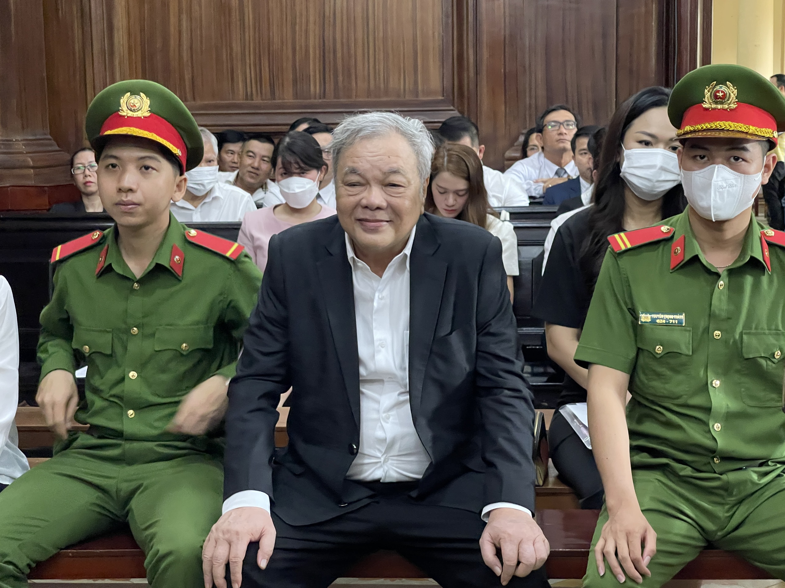 &Ocirc;ng Trần Qu&iacute; Thanh v&agrave; hai con g&aacute;i hầu to&agrave;- Ảnh 1.