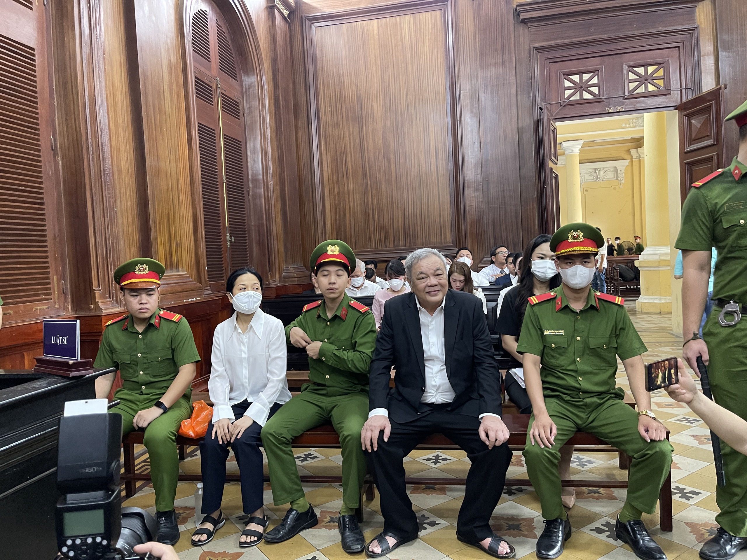 &Ocirc;ng Trần Qu&iacute; Thanh v&agrave; hai con g&aacute;i hầu to&agrave;- Ảnh 2.