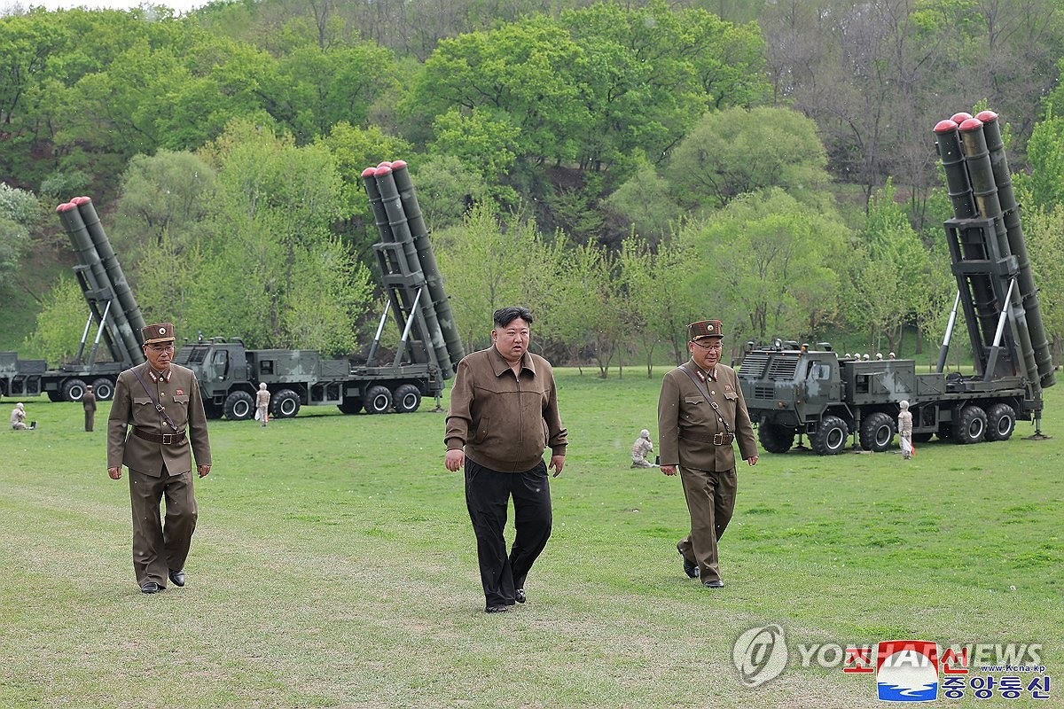 &Ocirc;ng Kim Jong-un chỉ đạo ph&aacute;o binh Triều Ti&ecirc;n tập trận đ&aacute;p trả tấn c&ocirc;ng hạt nh&acirc;n. Ảnh: Yonhap