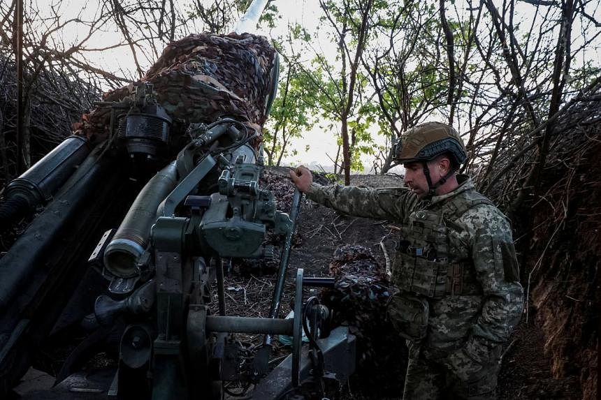 Binh sĩ Ukraine chuẩn bị n&atilde; ph&aacute;o về ph&iacute;a qu&acirc;n đội Nga ở khu vực Donetsk ng&agrave;y 20-4. Ảnh: Reuters