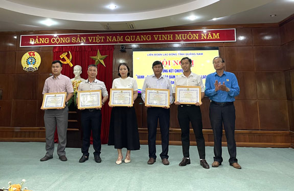 &Ocirc;ng Lưu Văn Thương, Ph&oacute; Chủ tịch LĐLĐ tỉnh Quảng Nam (b&igrave;a phải), tặng bằng khen cho c&aacute;c tập thể, c&aacute; nh&acirc;n c&oacute; th&agrave;nh t&iacute;ch xuất sắc trong phong tr&agrave;o