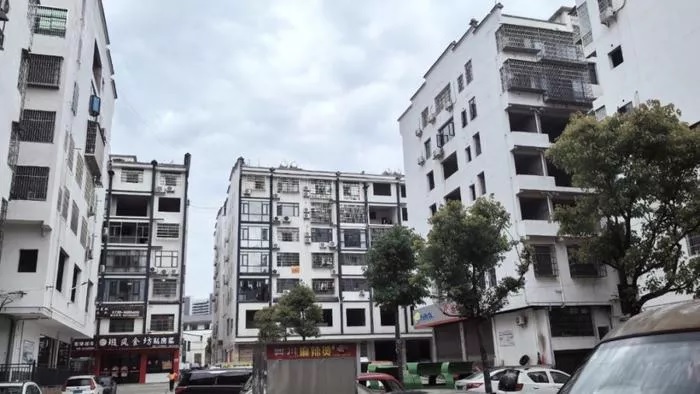 T&ograve;a nh&agrave; nơi cậu b&eacute; nhảy lầu. Ảnh: Sohu