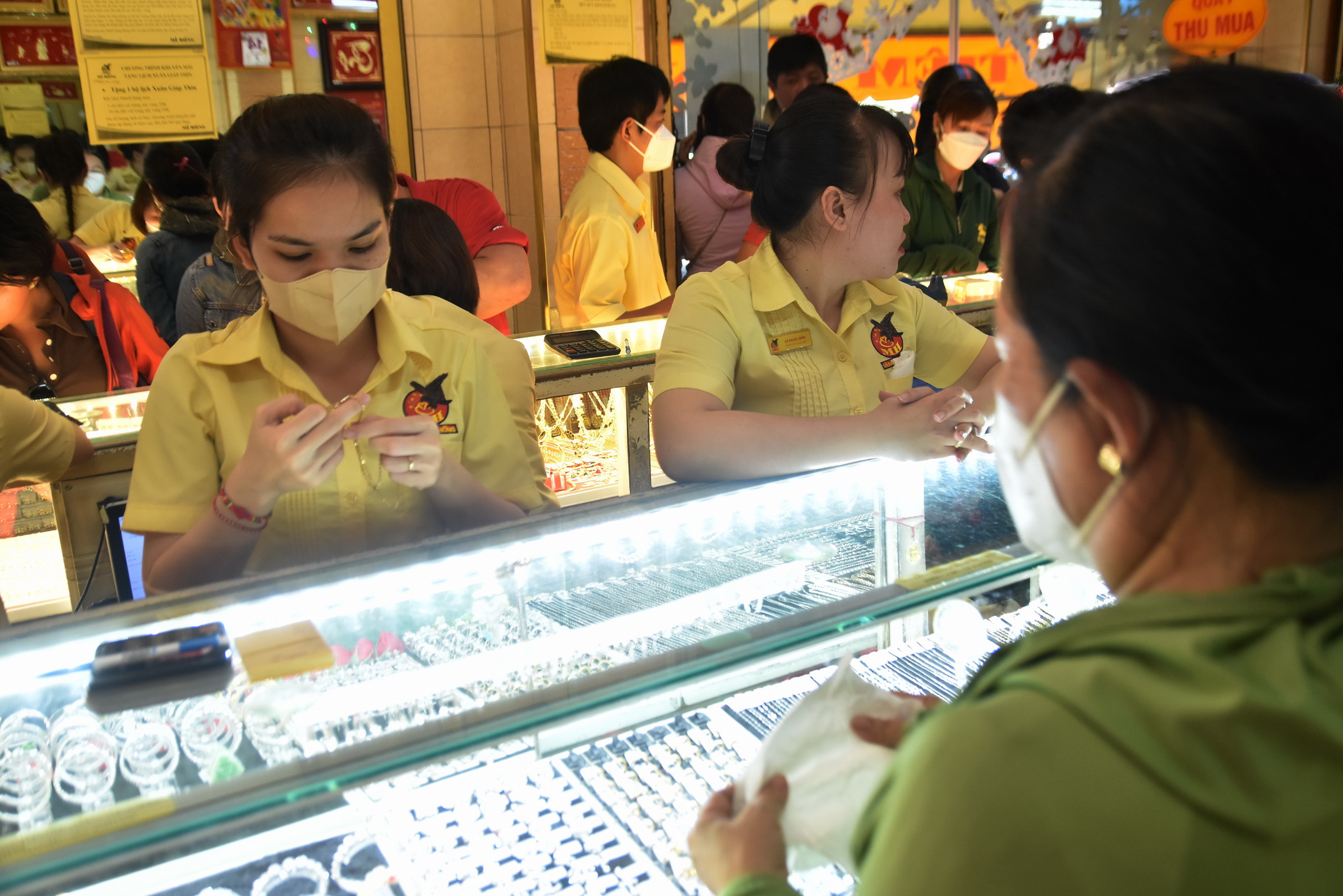 Gi&aacute; v&agrave;ng h&ocirc;m nay, 24-4: V&agrave;ng thế giới tiếp tục giảm- Ảnh 1.