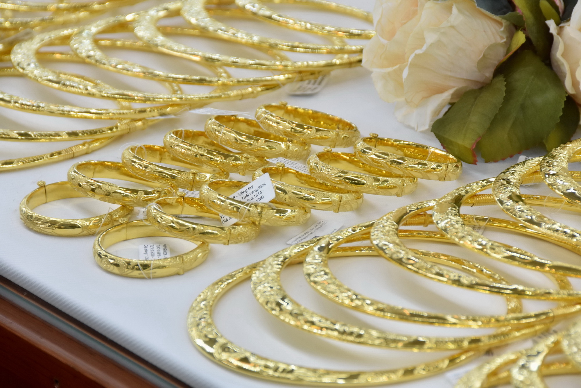 Tối 23-4, gi&aacute; v&agrave;ng nhẫn 24K diễn biến bất ngờ- Ảnh 1.
