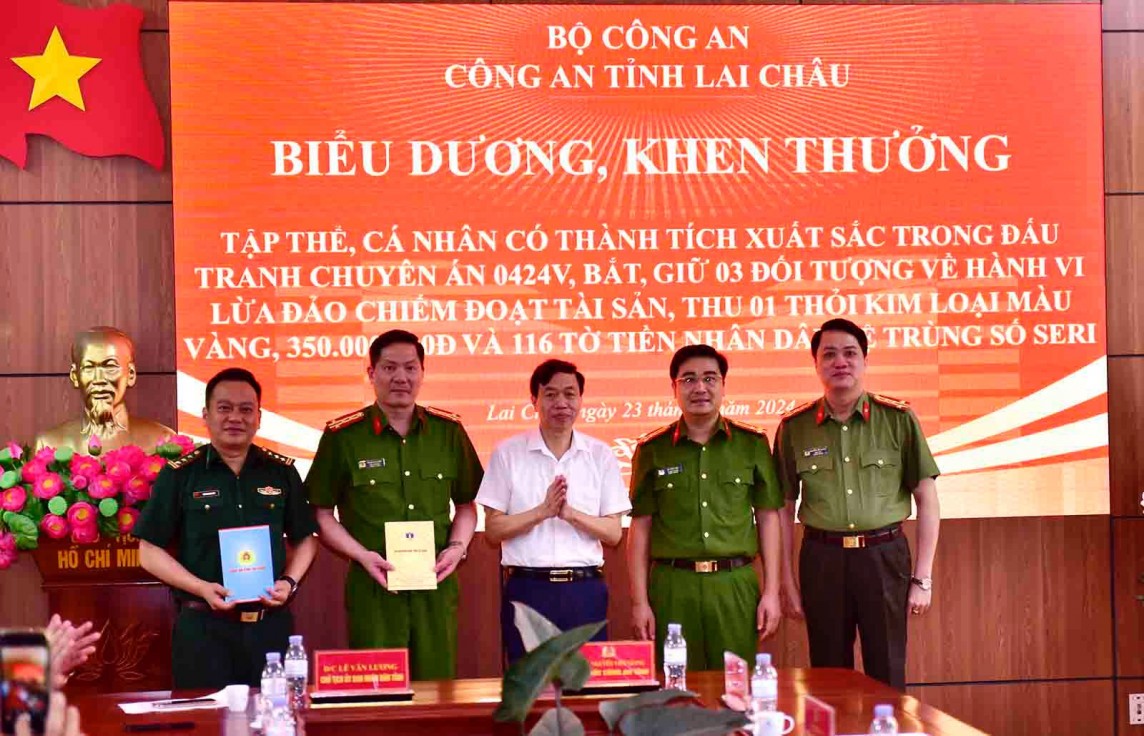 C&aacute;n bộ x&atilde; tham gia đường d&acirc;y &ldquo;dựng m&agrave;n kịch&rdquo; b&aacute;n thỏi v&agrave;ng giả nặng 1 kg- Ảnh 1.