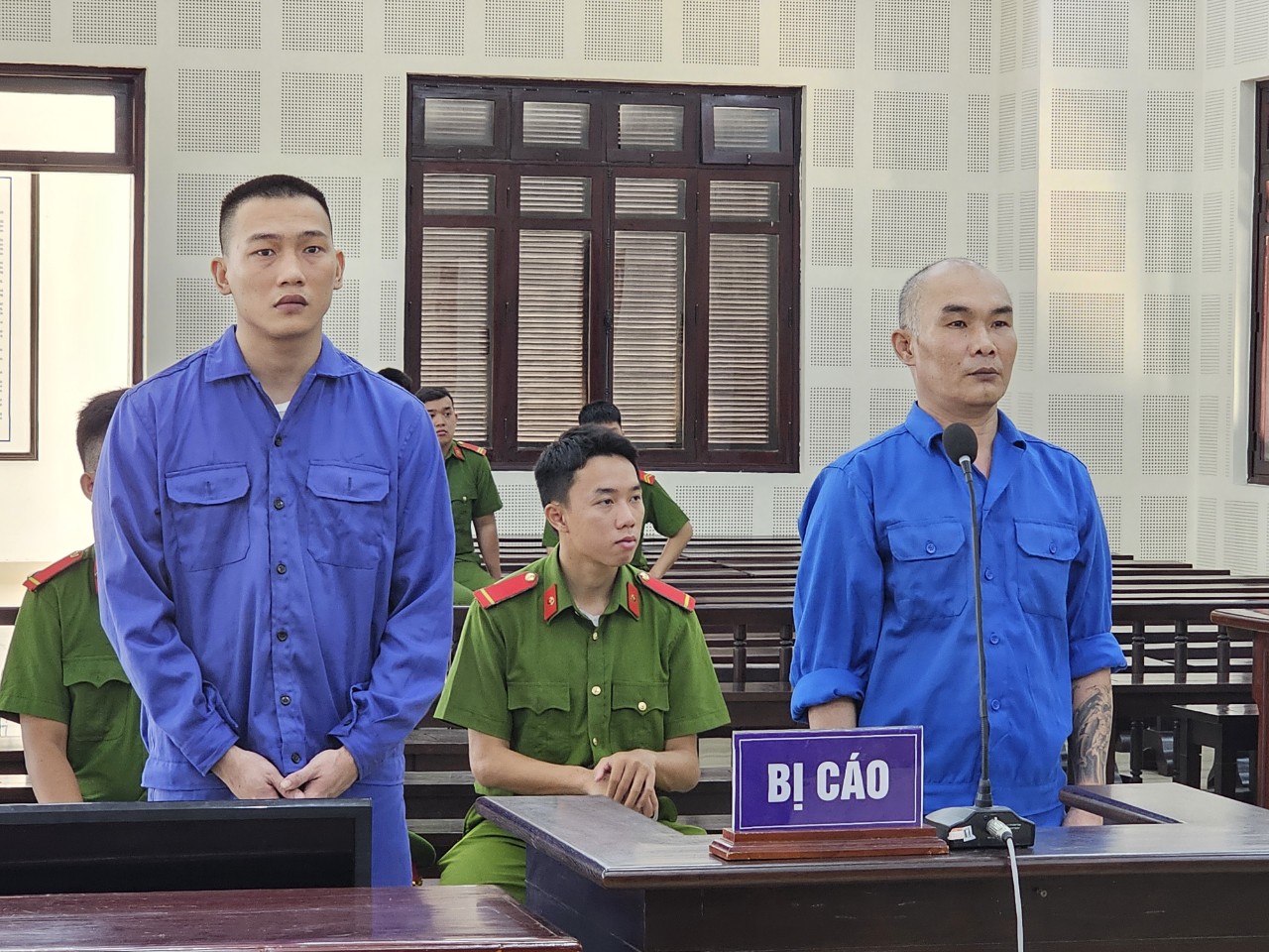 Nhận lời đập ô tô để lấy 20 triệu đồng- Ảnh 1.