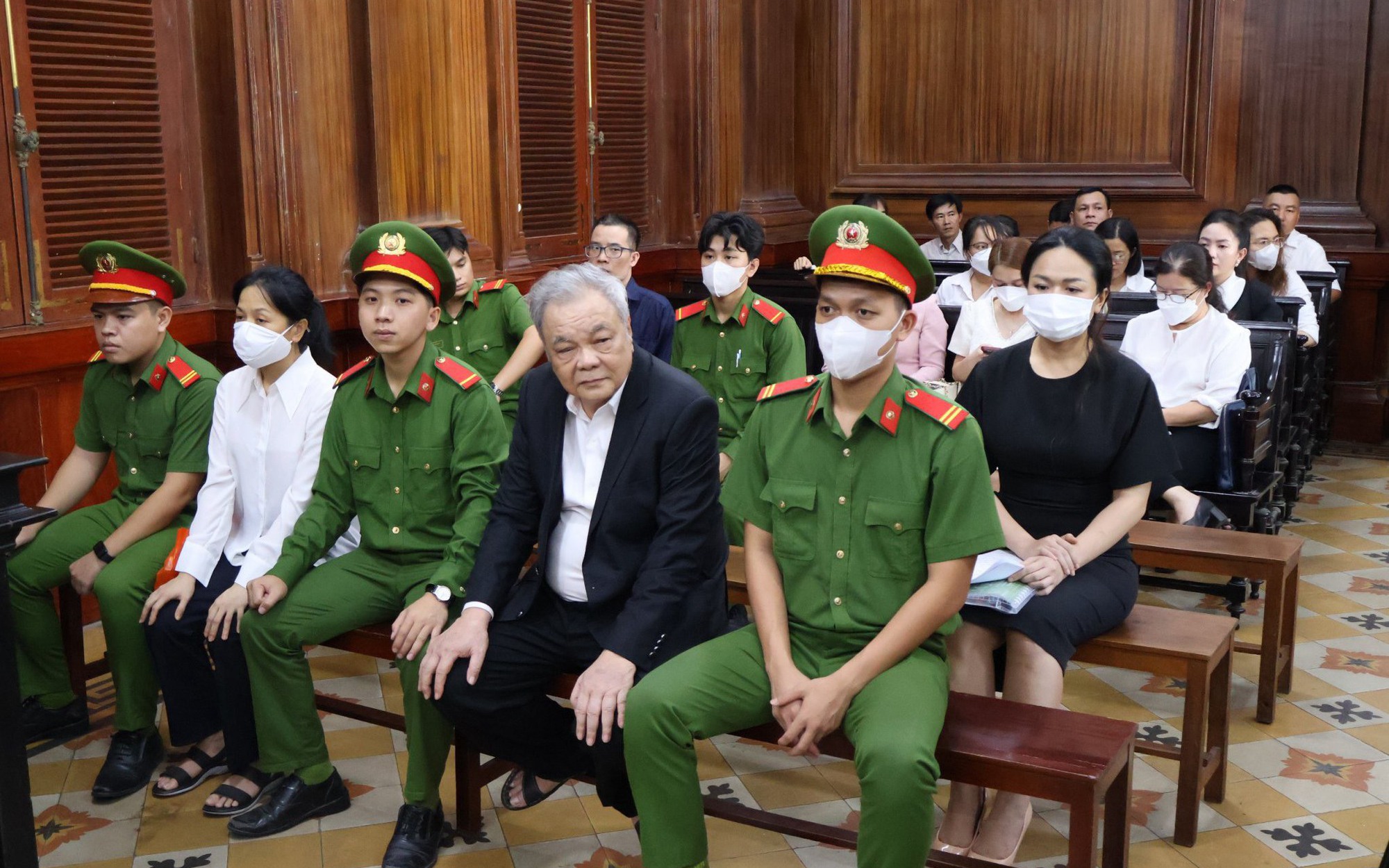 Ông T.Q.T và hai con gái hầu toà