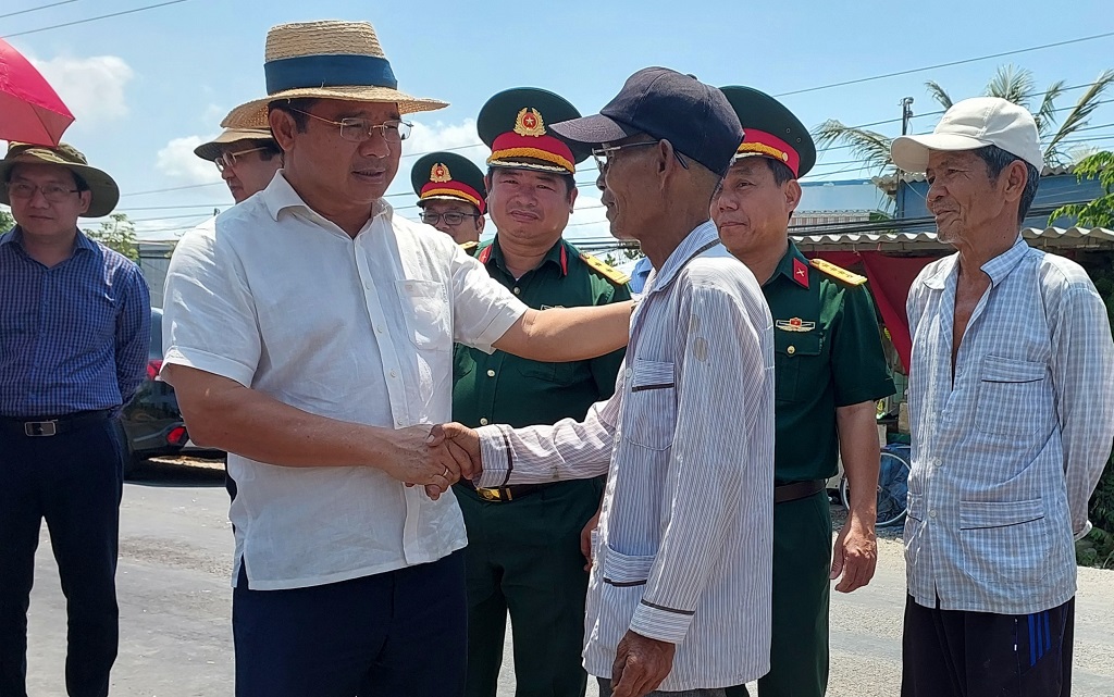 B&iacute; thư Tỉnh ủy Long An động vi&ecirc;n người d&acirc;n v&ugrave;ng hạn, mặn- Ảnh 1.