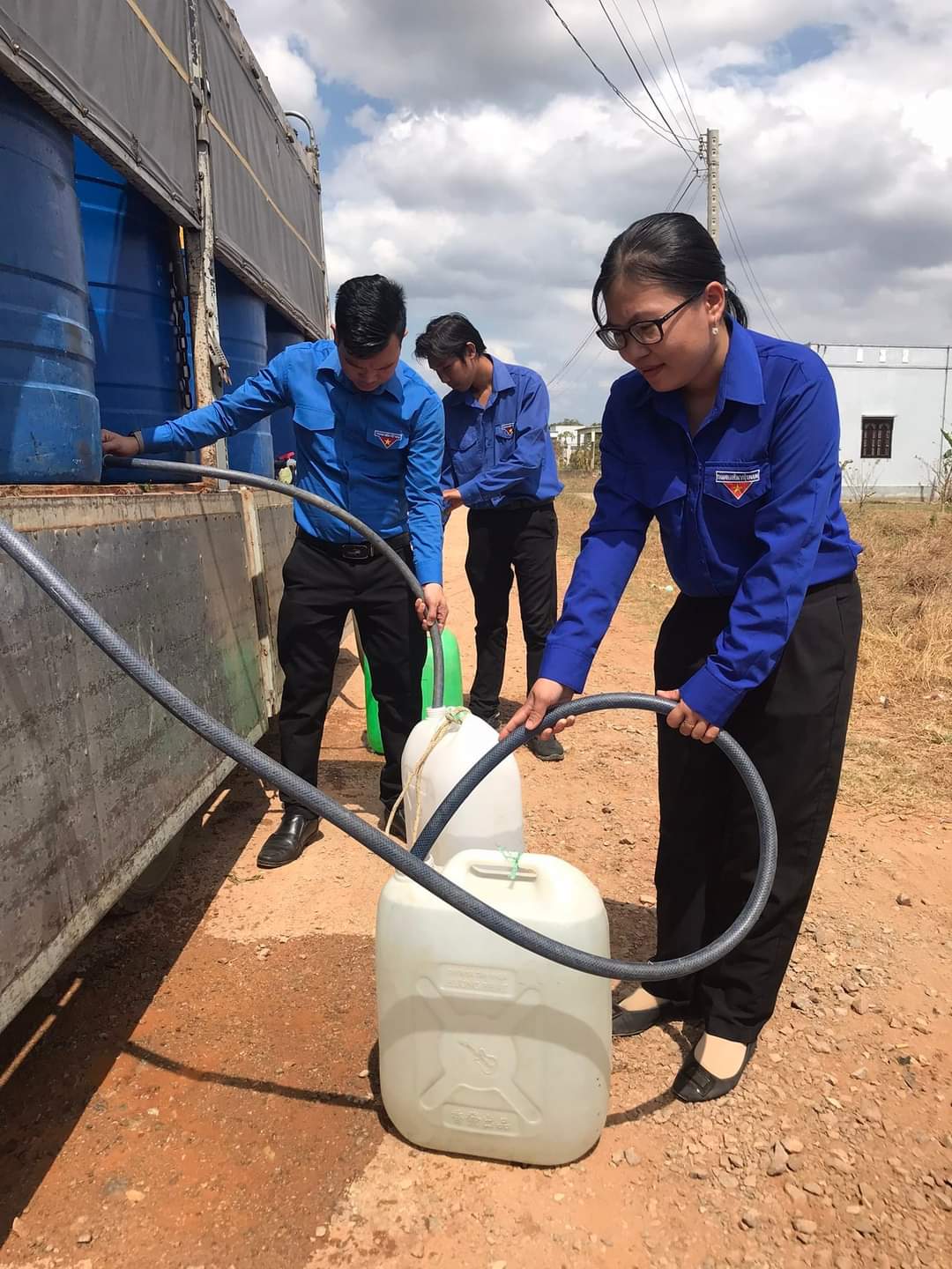 B&iacute; thư Tỉnh ủy Long An động vi&ecirc;n người d&acirc;n v&ugrave;ng hạn, mặn- Ảnh 2.