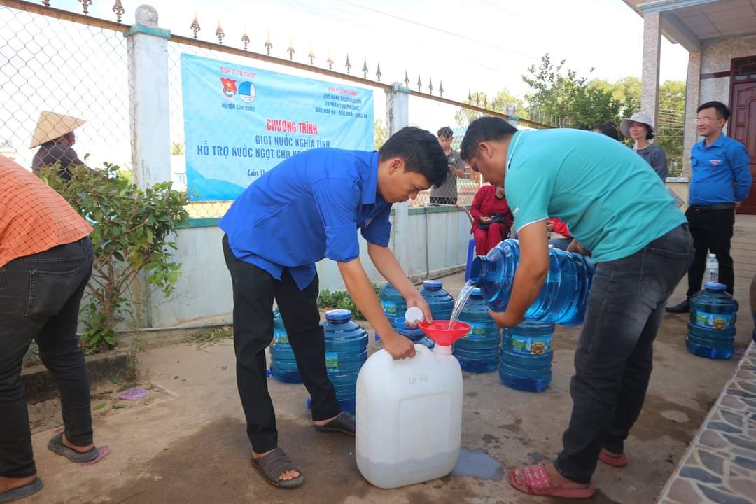 B&iacute; thư Tỉnh ủy Long An động vi&ecirc;n người d&acirc;n v&ugrave;ng hạn, mặn- Ảnh 3.