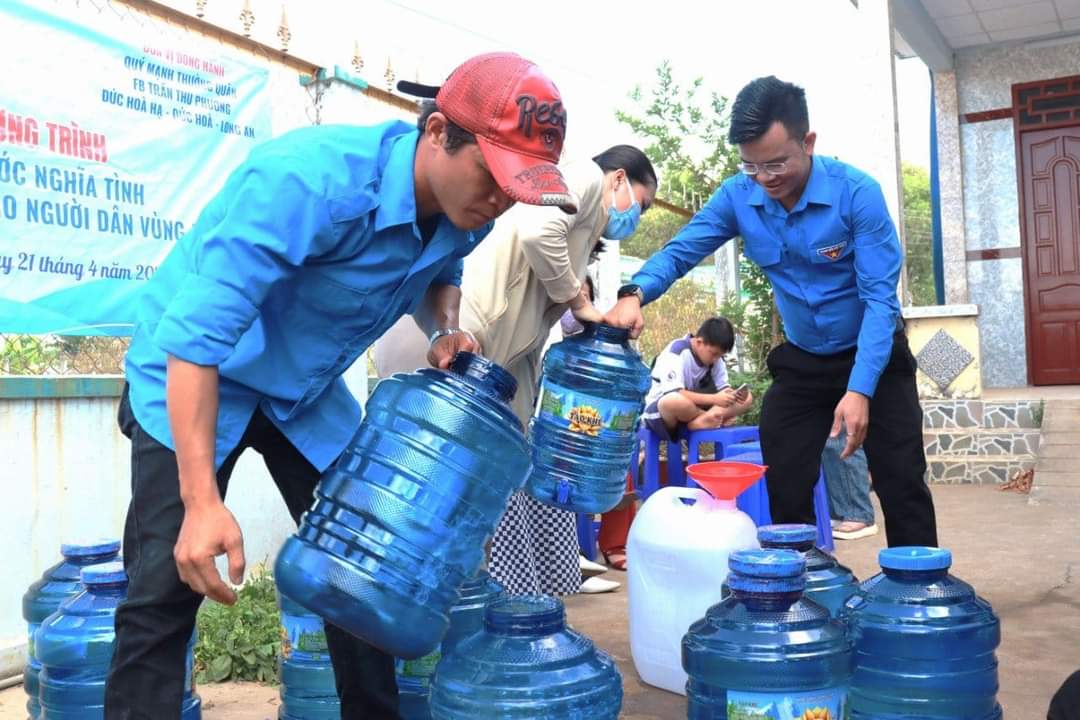 B&iacute; thư Tỉnh ủy Long An động vi&ecirc;n người d&acirc;n v&ugrave;ng hạn, mặn- Ảnh 4.