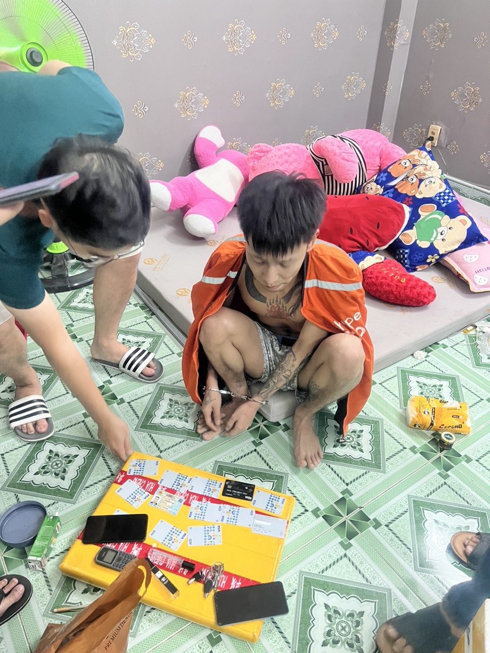 Giả danh sư c&ocirc; để lừa đảo h&agrave;ng tỉ đồng tiền từ thiện- Ảnh 1.