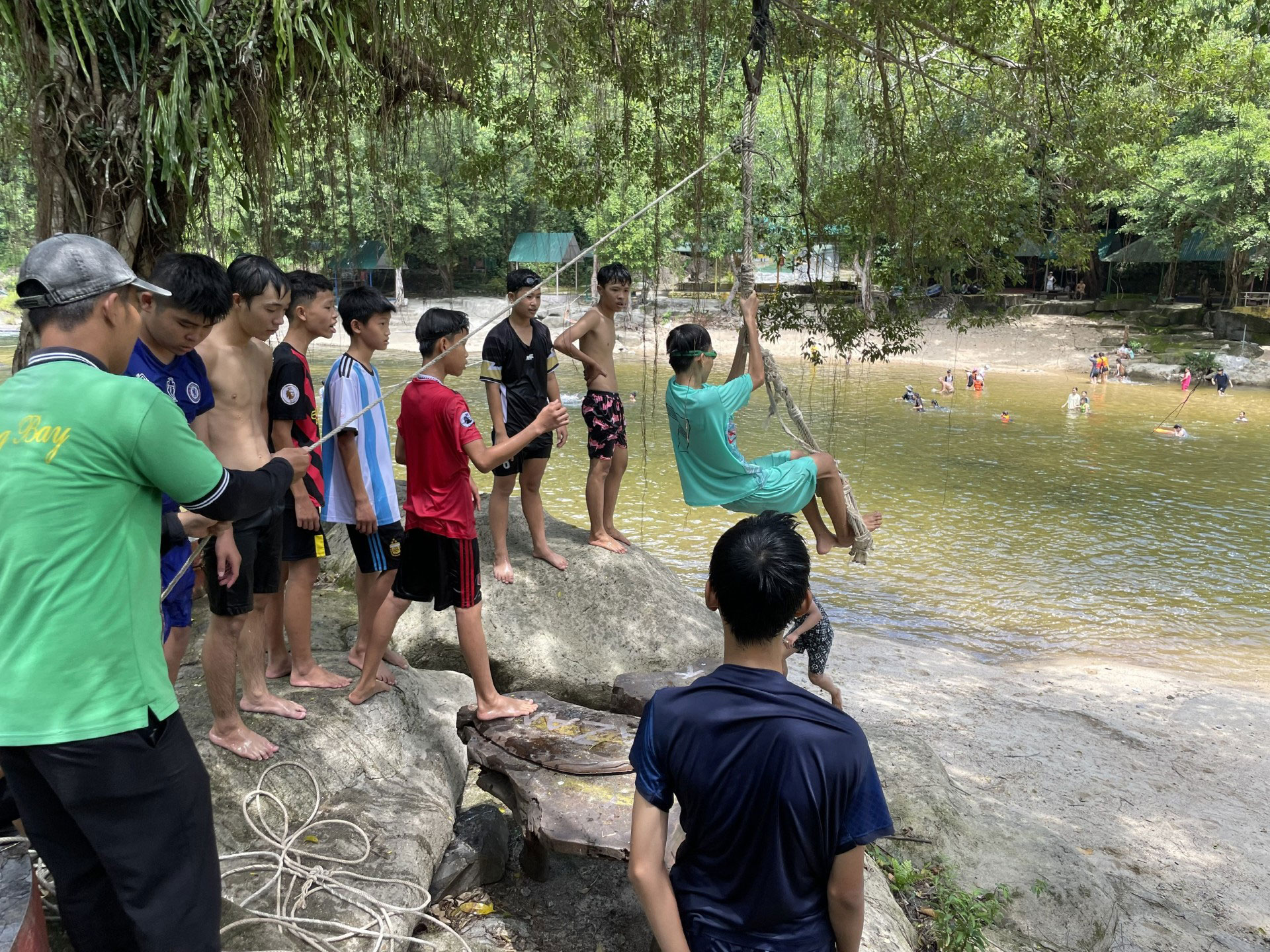 Một đo&agrave;n kh&aacute;ch tham gia hoạt động team building tại th&aacute;c Yang Bay