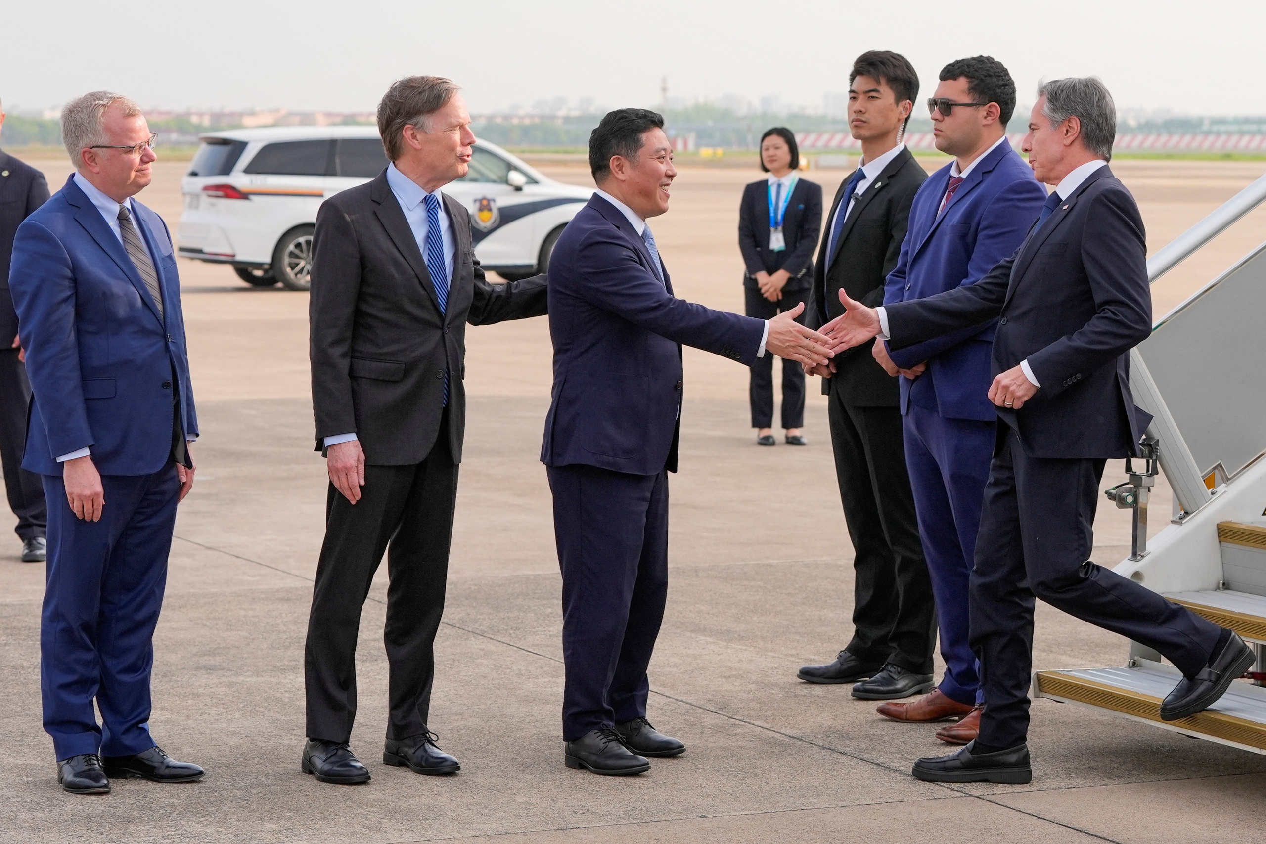 Ngoại trưởng Mỹ Antony Blinken (b&igrave;a phải) đến TP Thượng Hải - Trung Quốc h&ocirc;m 24-4.Ảnh: Reuters