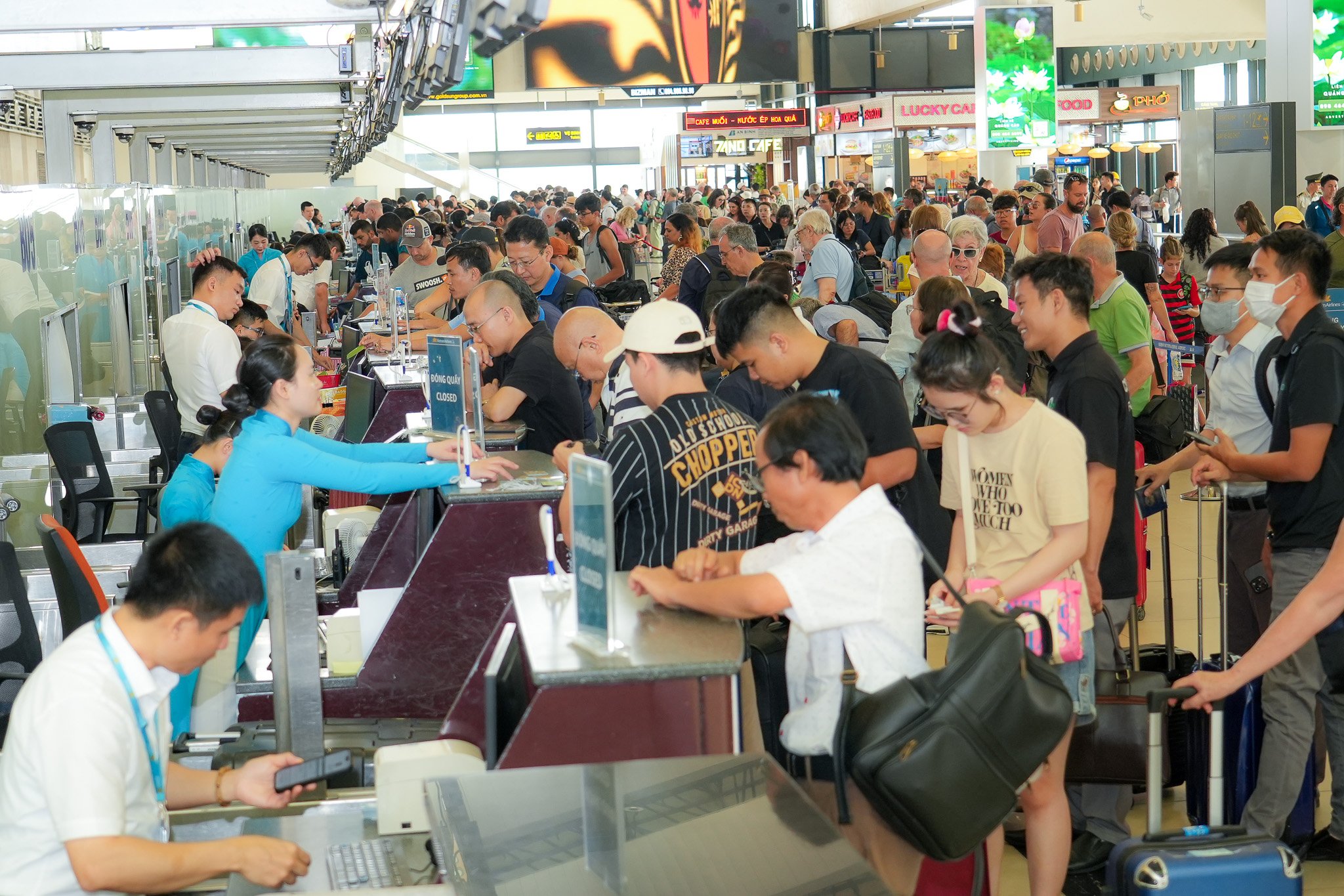 Th&ocirc;ng tin bất ngờ về lượng kh&aacute;ch qua s&acirc;n bay Nội B&agrave;i dịp 30-4- Ảnh 1.