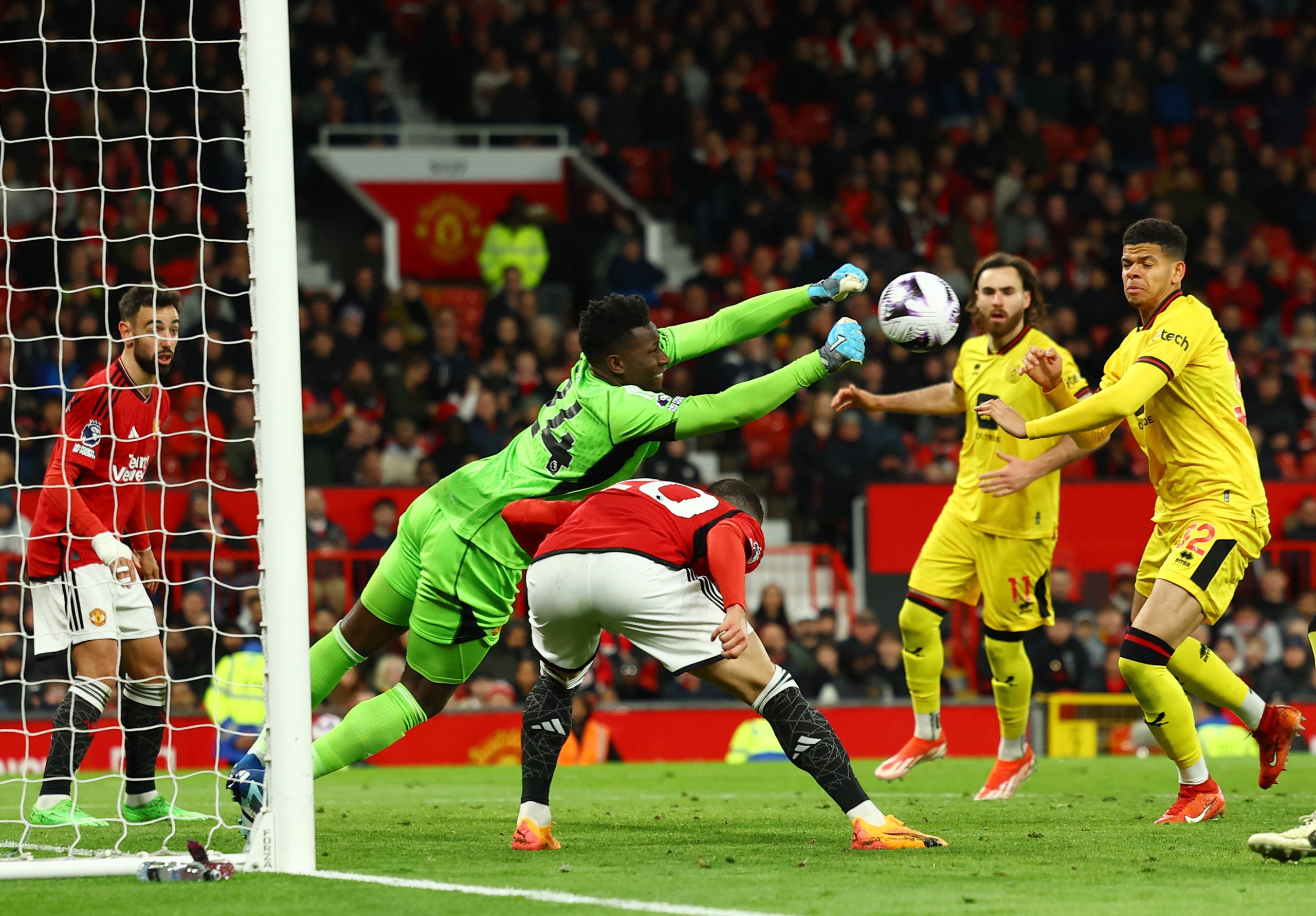 Ngược d&ograve;ng hạ đội ch&oacute;t bảng, Man United trở lại Top 6 Ngoại hạng- Ảnh 1.