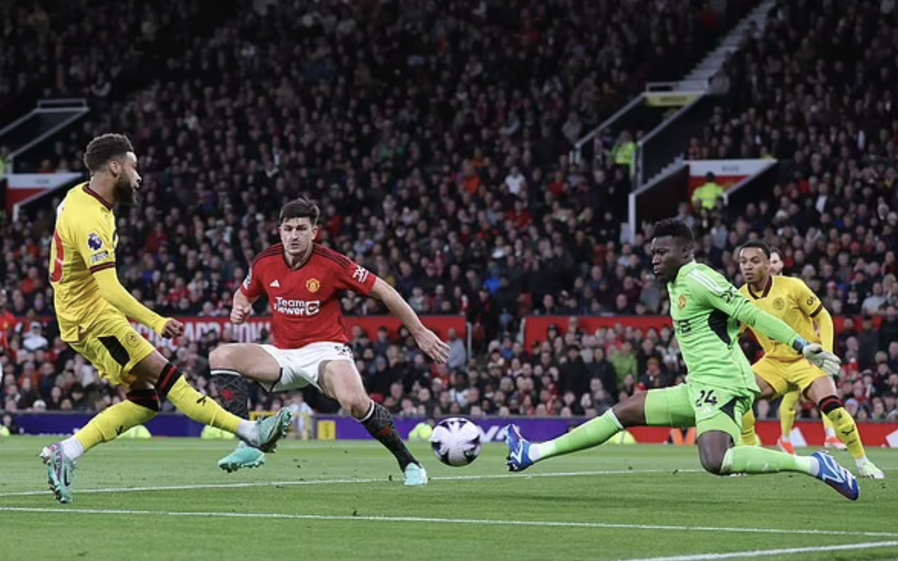 Ngược d&ograve;ng hạ đội ch&oacute;t bảng, Man United trở lại Top 6 Ngoại hạng- Ảnh 3.