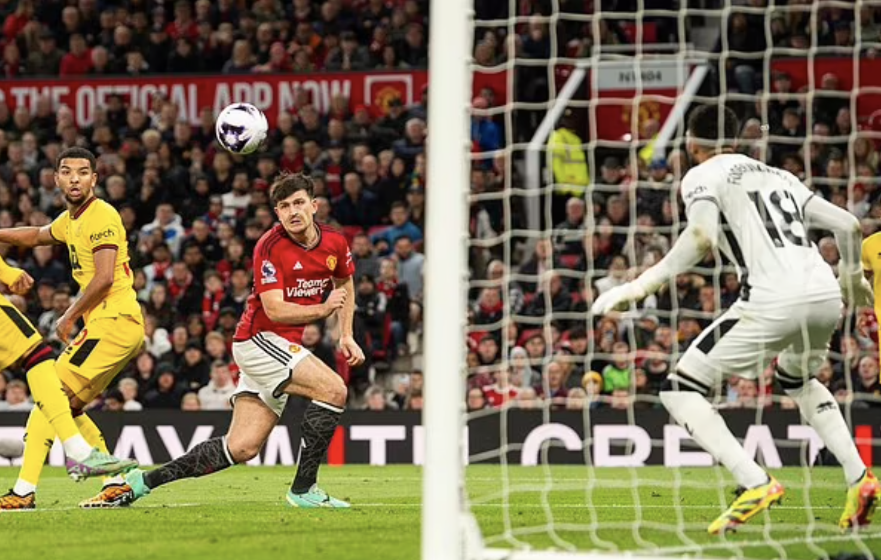 Ngược d&ograve;ng hạ đội ch&oacute;t bảng, Man United trở lại Top 6 Ngoại hạng- Ảnh 4.