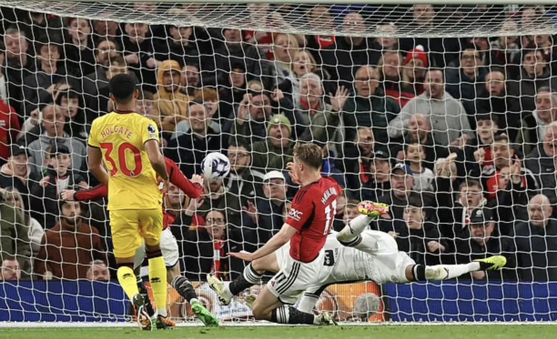 Ngược d&ograve;ng hạ đội ch&oacute;t bảng, Man United trở lại Top 6 Ngoại hạng- Ảnh 7.