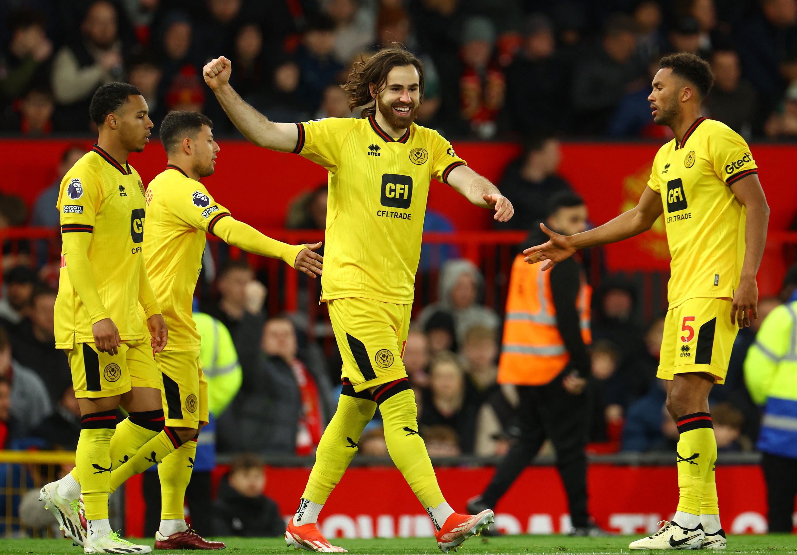 Ngược d&ograve;ng hạ đội ch&oacute;t bảng, Man United trở lại Top 6 Ngoại hạng- Ảnh 5.