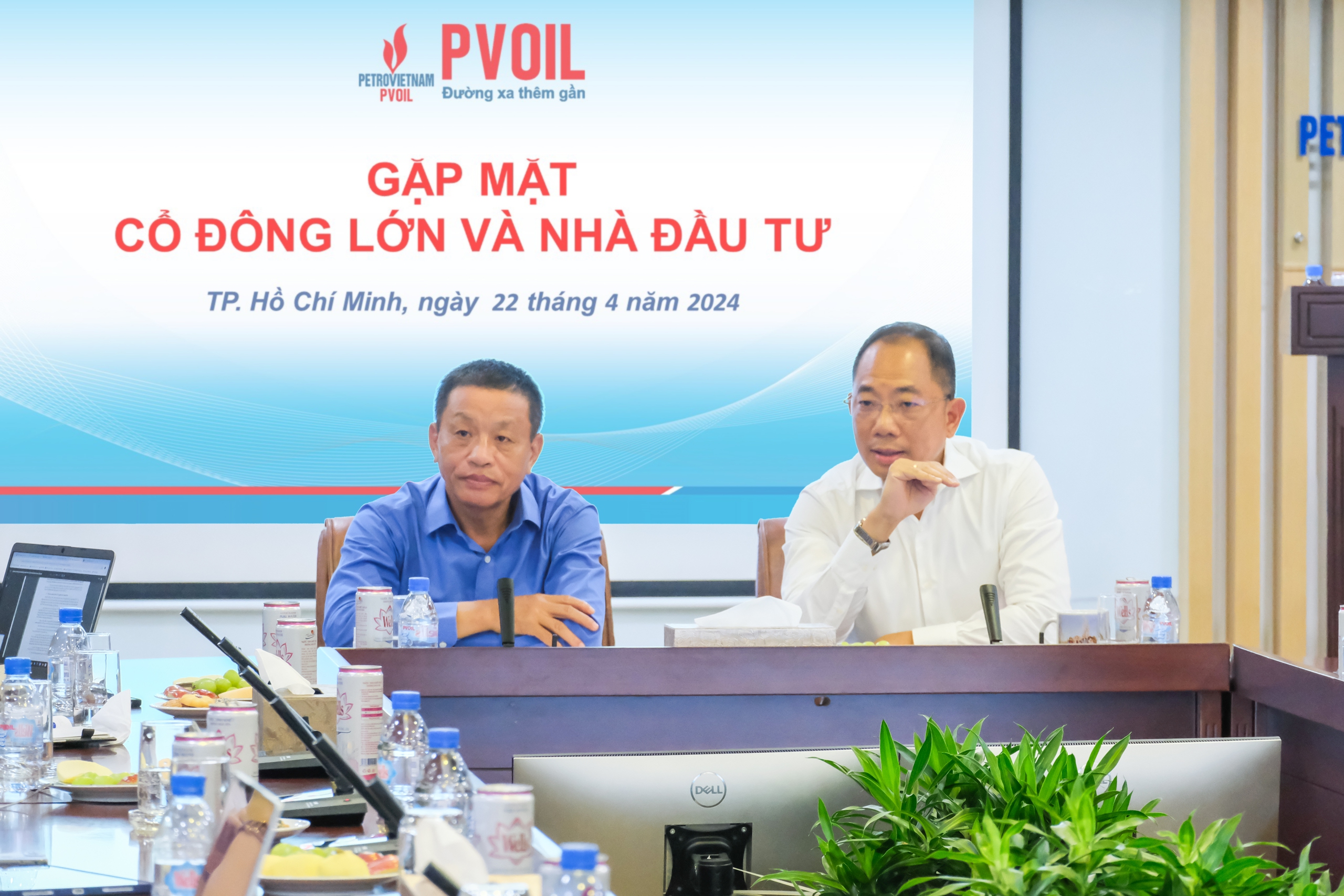 &Ocirc;ng Cao Ho&agrave;i Dương - Chủ tịch HĐQT (b&ecirc;n phải) v&agrave; &ocirc;ng Đo&agrave;n Văn Nhuộm - Tổng Gi&aacute;m đốc PVOIL (b&ecirc;n tr&aacute;i) giải đ&aacute;p c&aacute;c nội dung cổ đ&ocirc;ng, nh&agrave; đầu tư quan t&acirc;m