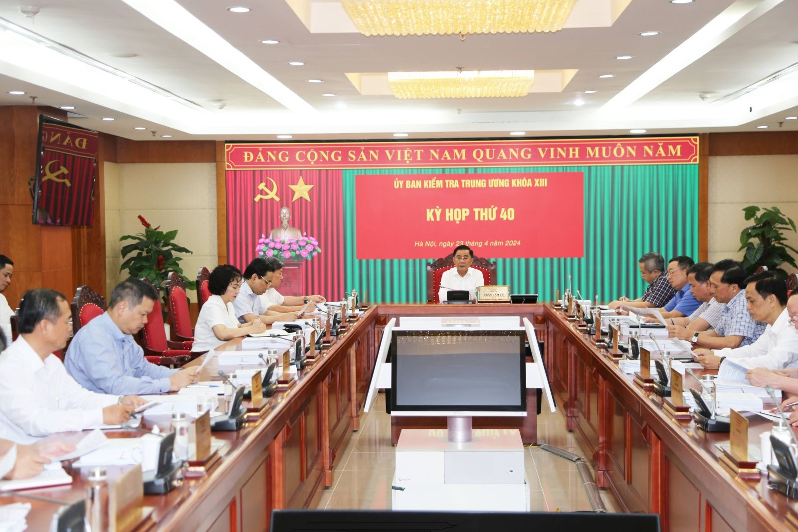 Ủy ban Kiểm tra Trung ương kỷ luật hàng loạt cán bộ- Ảnh 1.