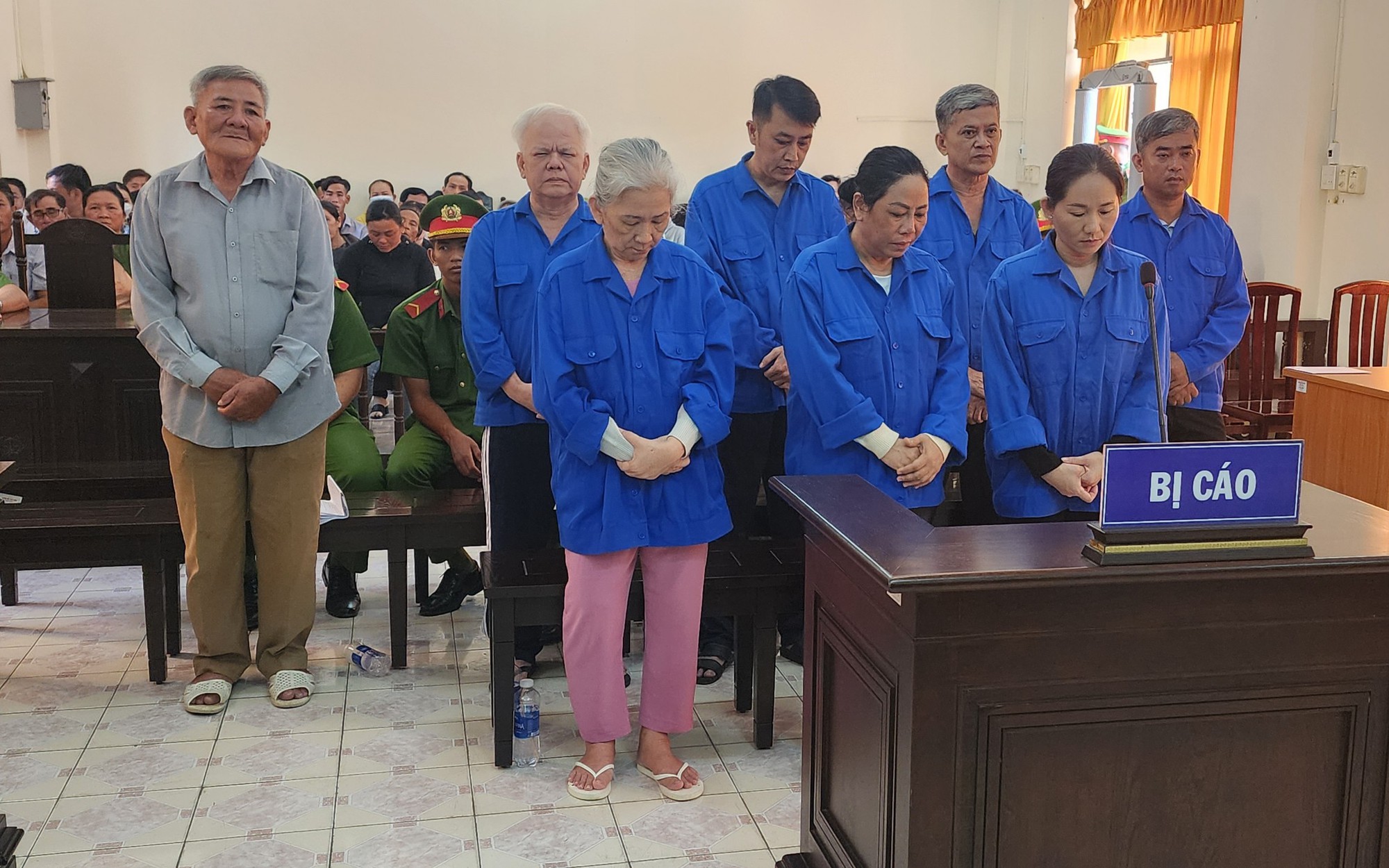 Vì 48 triệu đồng bất chính, 3 bác sĩ ở Kiên Giang lãnh án tù
