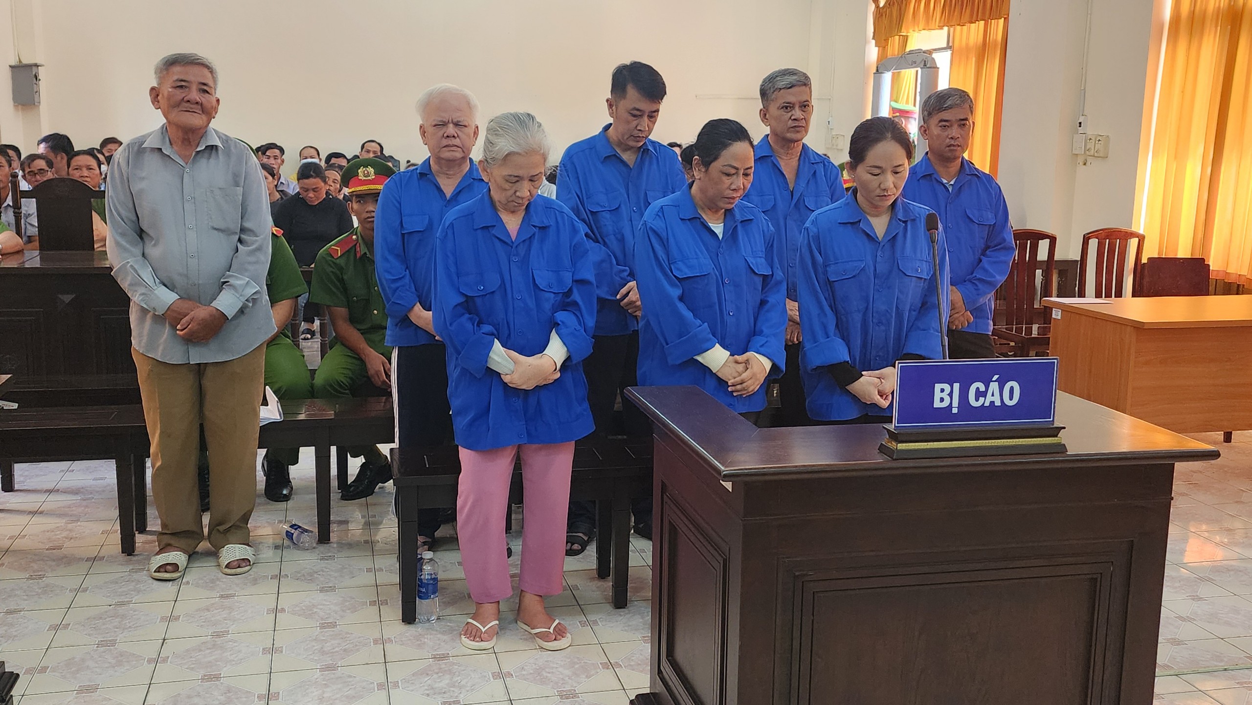 V&igrave; 48 triệu đồng bất ch&iacute;nh, 3 b&aacute;c sĩ ở Ki&ecirc;n Giang l&atilde;nh &aacute;n t&ugrave;- Ảnh 1.