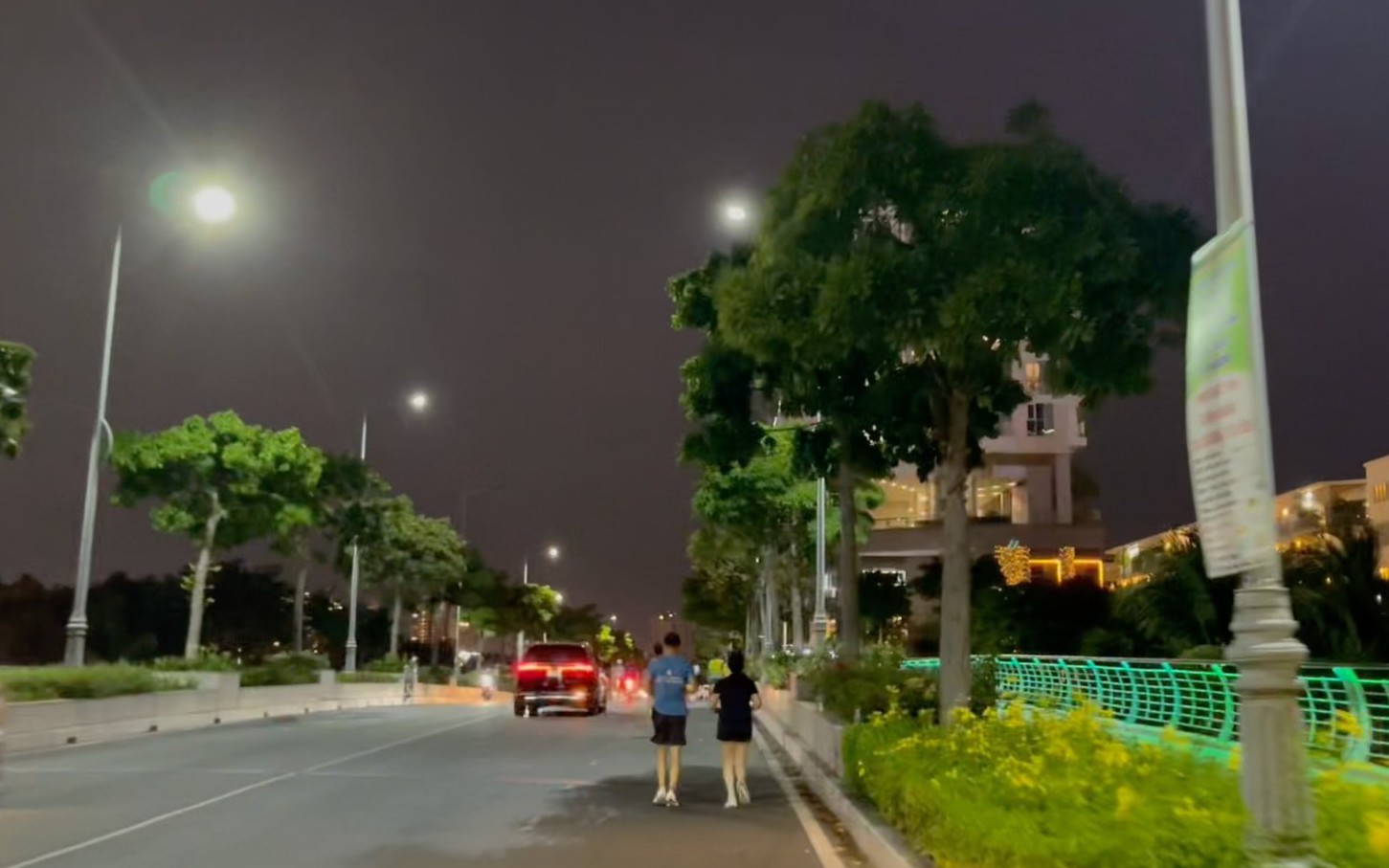 Bất chấp nguy hiểm, nhiều người vẫn chạy bộ dưới lòng đường