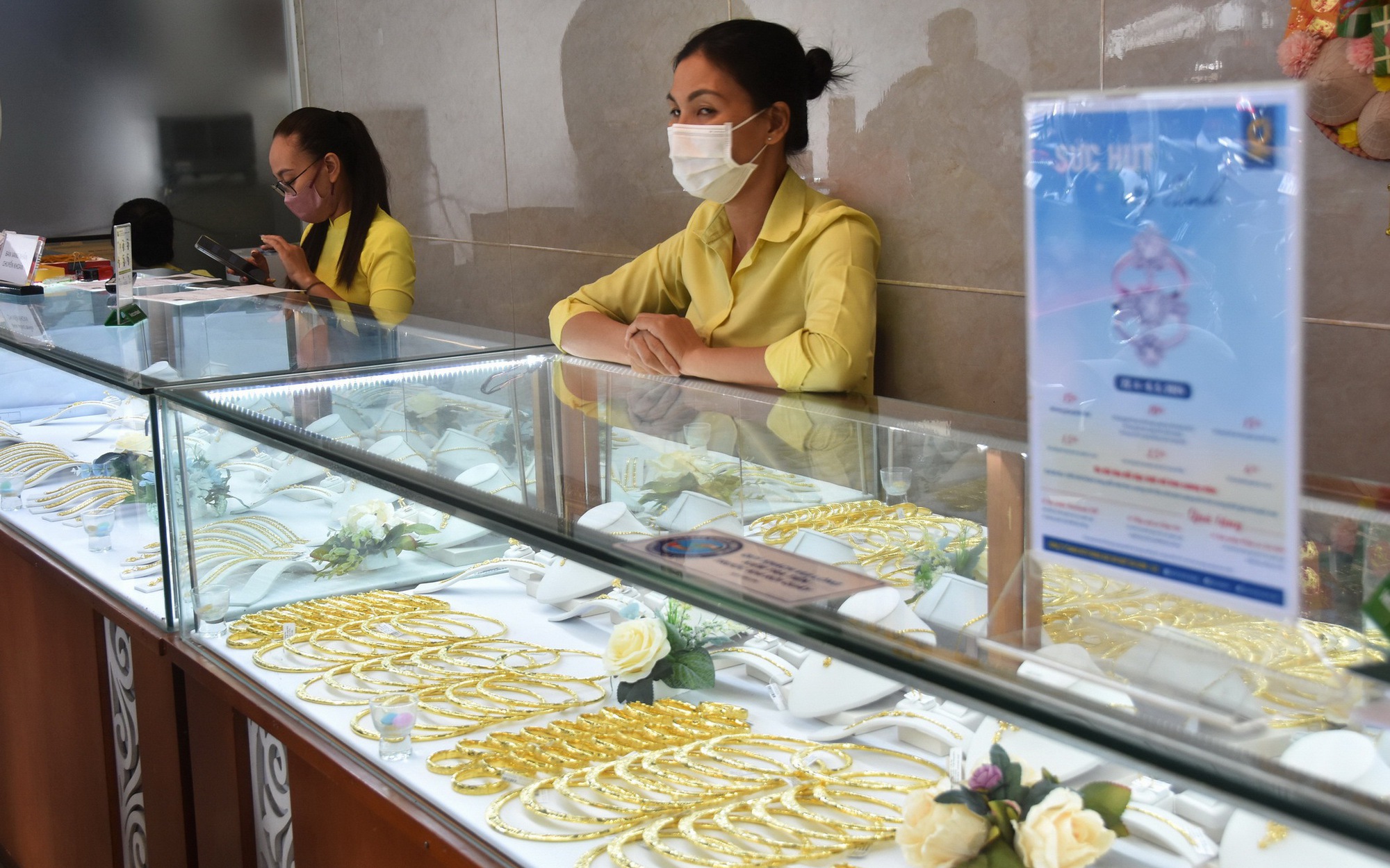 Gi&aacute; v&agrave;ng h&ocirc;m nay, 25-4: Tiếp tục lao dốc
