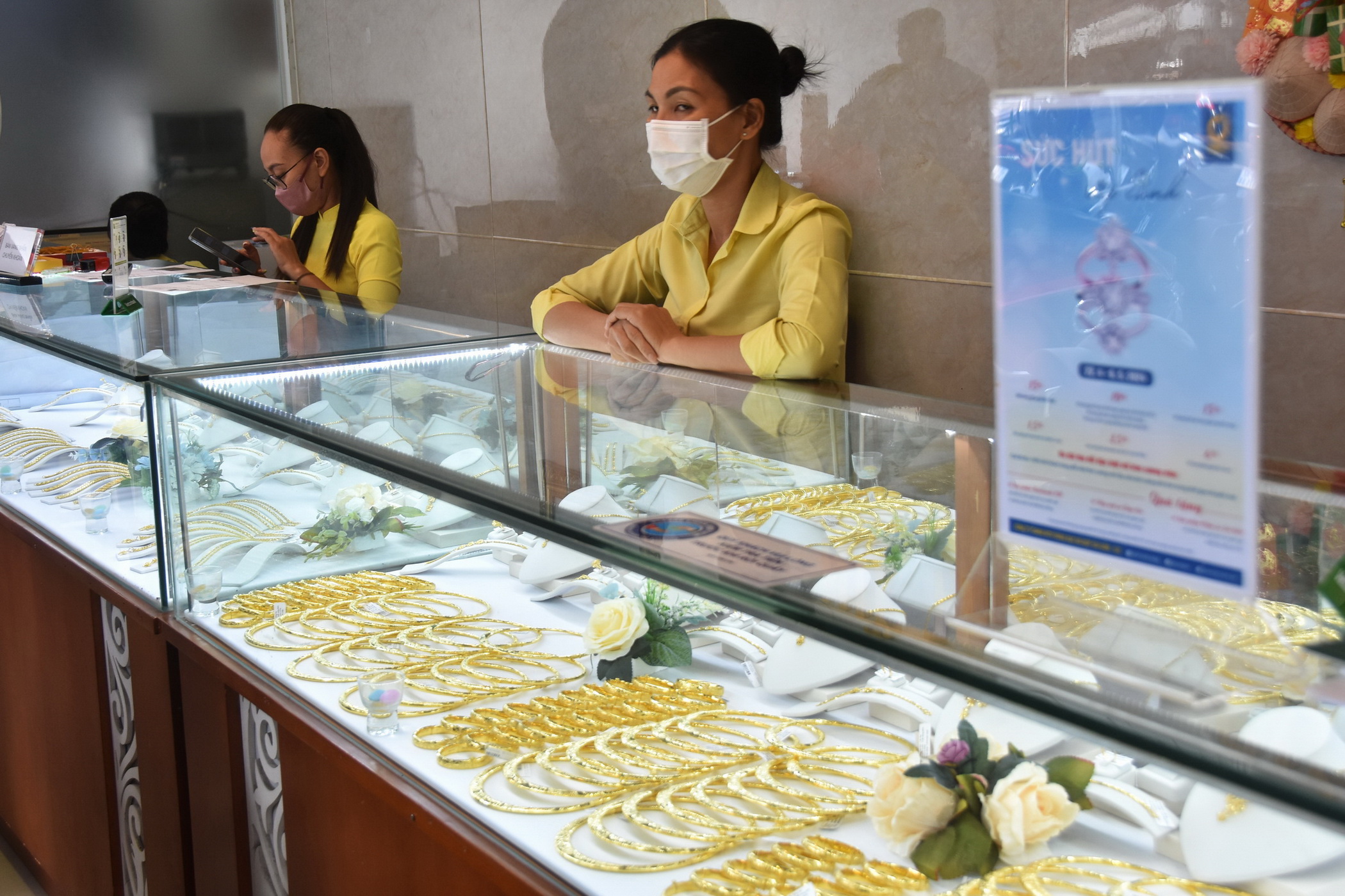 Giá vàng hôm nay, 25-4: Tiếp tục lao dốc- Ảnh 1.
