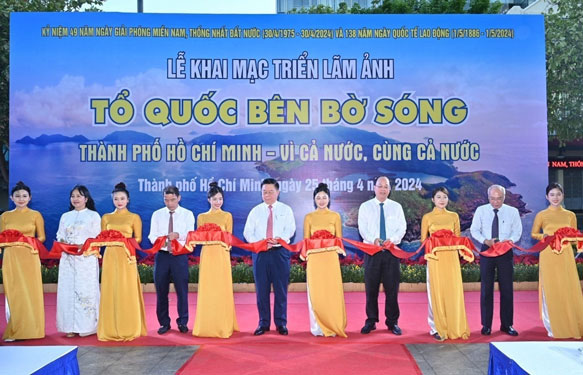 Các đại biểu cắt băng khai mạc triển lãm Ảnh: TTXVN