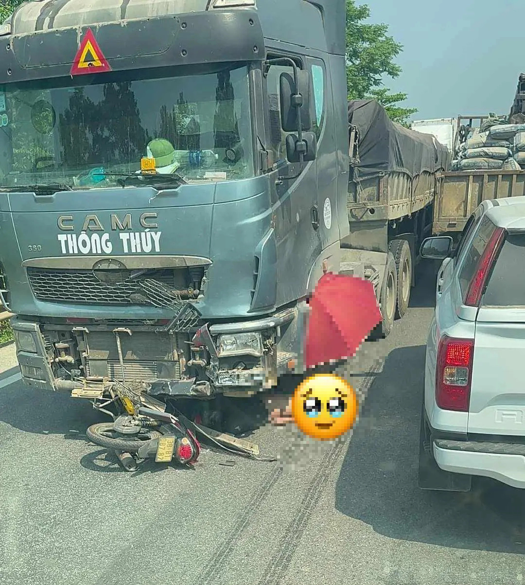 Xe m&aacute;y va chạm xe đầu k&eacute;o, nữ gi&aacute;o vi&ecirc;n v&agrave; 1 người đ&agrave;n &ocirc;ng tử vong- Ảnh 1.