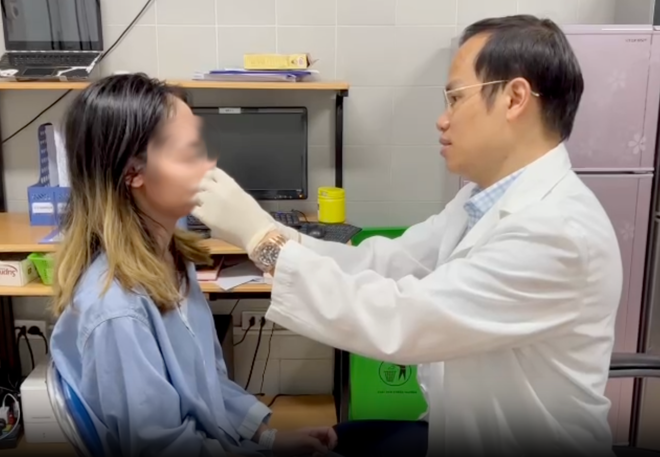 Cắt môi trái tim, cô gái nhập viện vì đôi môi biến dạng- Ảnh 2.