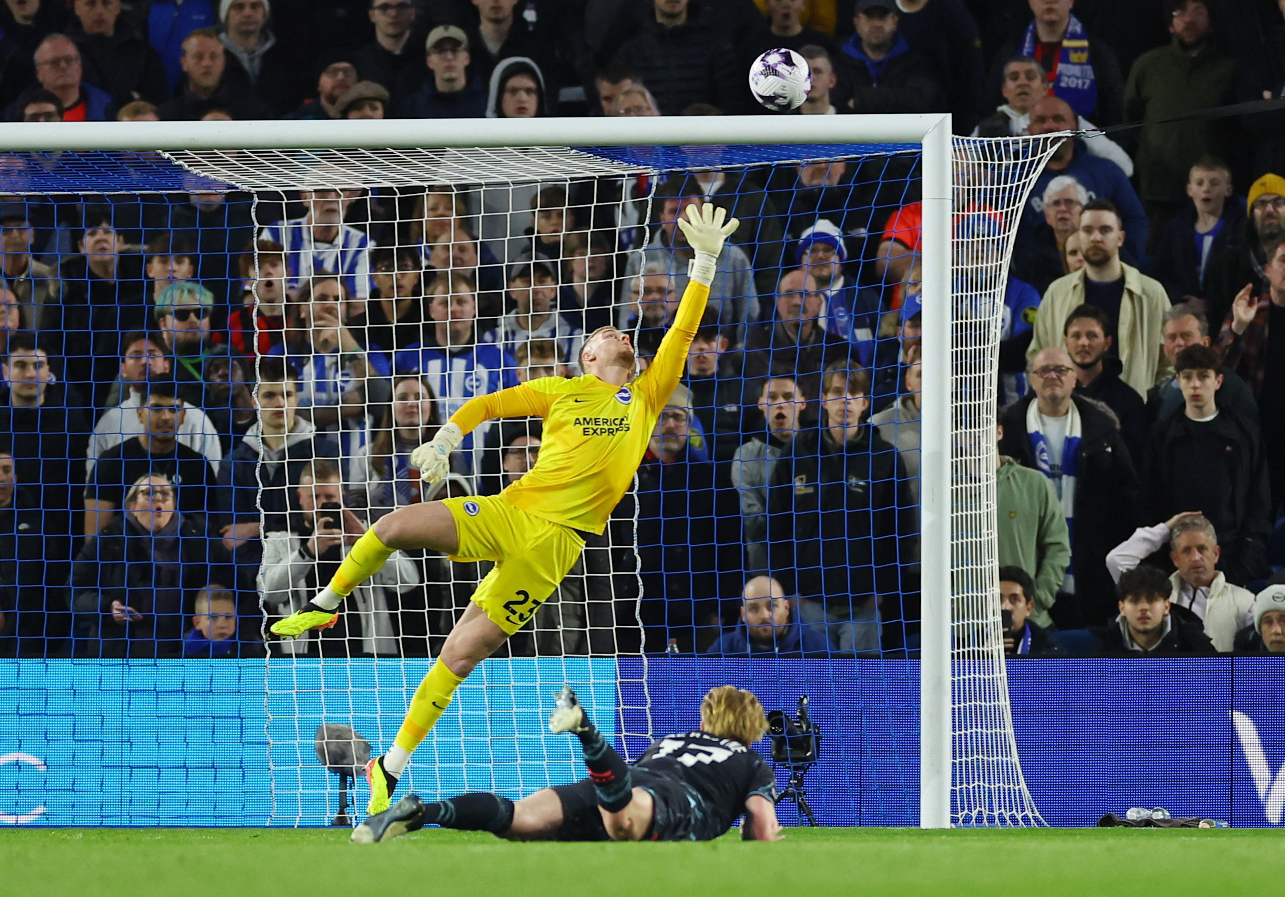 Kevin De Bruyne lần đầu ghi b&agrave;n bằng đầu